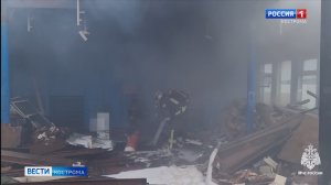 Огонь на речном дебаркадере в Костроме пришлось заливать пеной