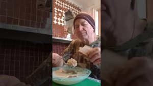 Ем домашний холодец с аппетитом