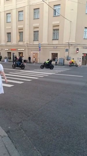 Мотоциклисты и велосипедисты в питере у Мариинки. 22 июня 2026