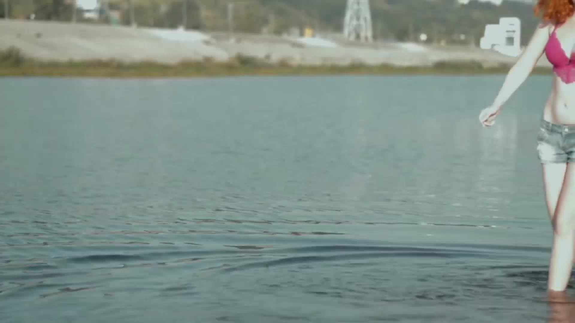 Девушка на воде смотреть онлайн