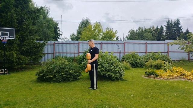 Фитнес упражнения с деревянными гантелями весом 4.0 кг