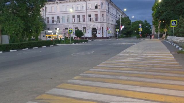 Сделала ногти. Нарастила волосы. Гуляем по городу