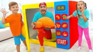 Дети учатся работать в команде с волшебными гигантскими игрушками