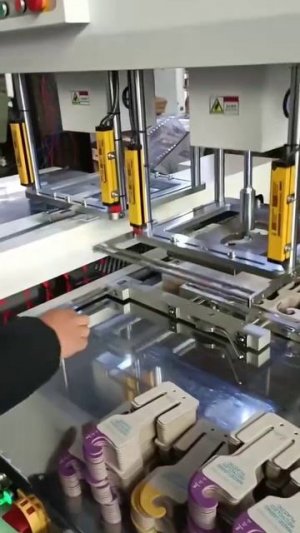 Извлечение нестандартных бумажных заготовок с помощью машины для удаления облоя JMD-M922