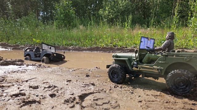 Малыш Jimny в грязи и лужах.