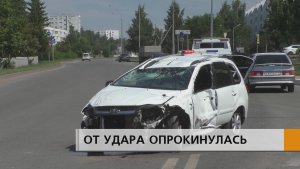 От удара «Калина» опрокинулась на крышу