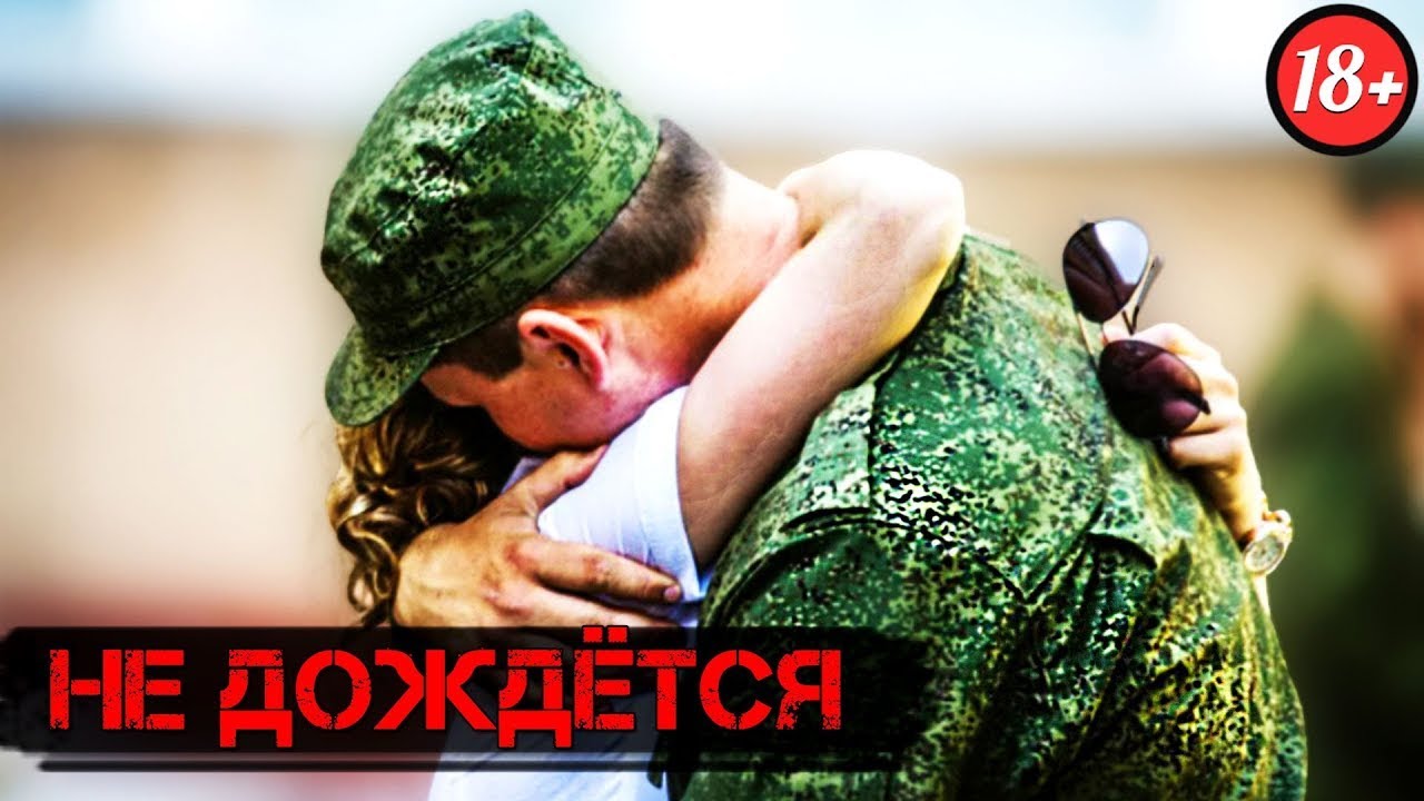 Девушка ждёт парня из армии и готовит нежную киску к его приезду