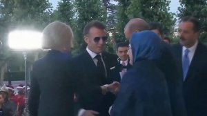 Макрон попытался поцеловать руку первой леди Турции, но Эмине Эрдоган не дала ему это сделать.