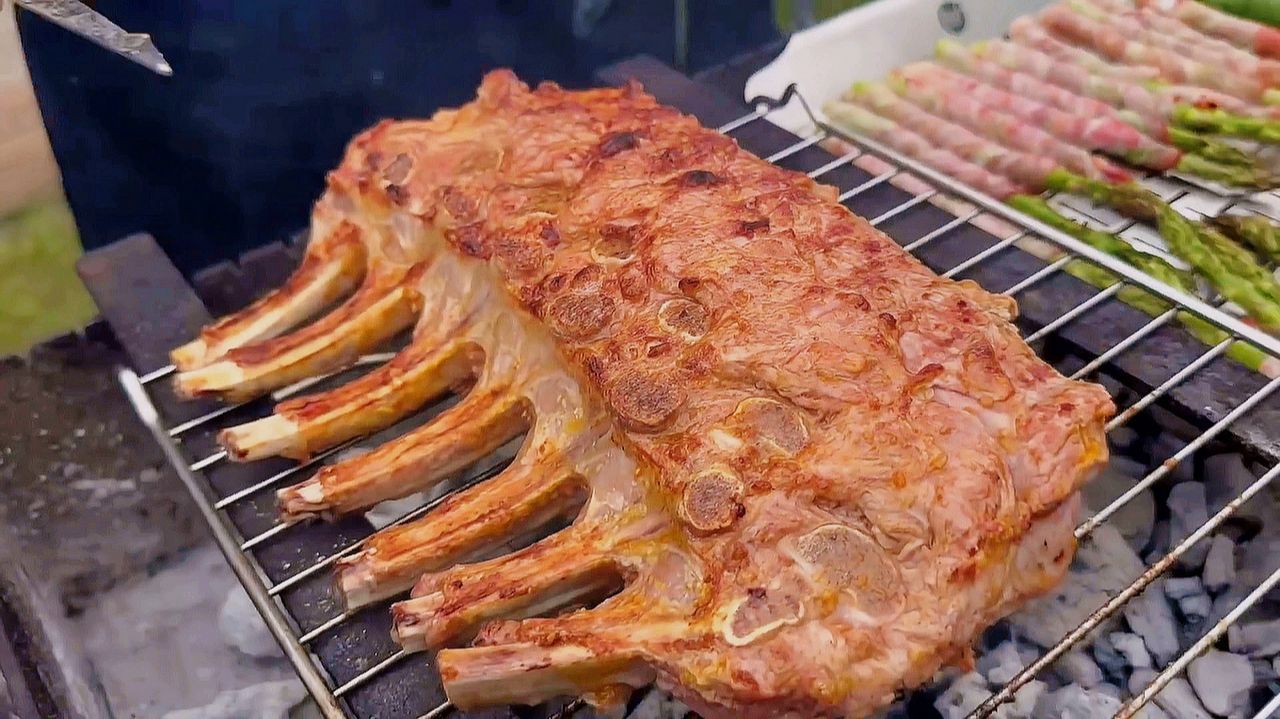 Вкусный и сочный шашлык из телятины на мангале смотреть онлайн