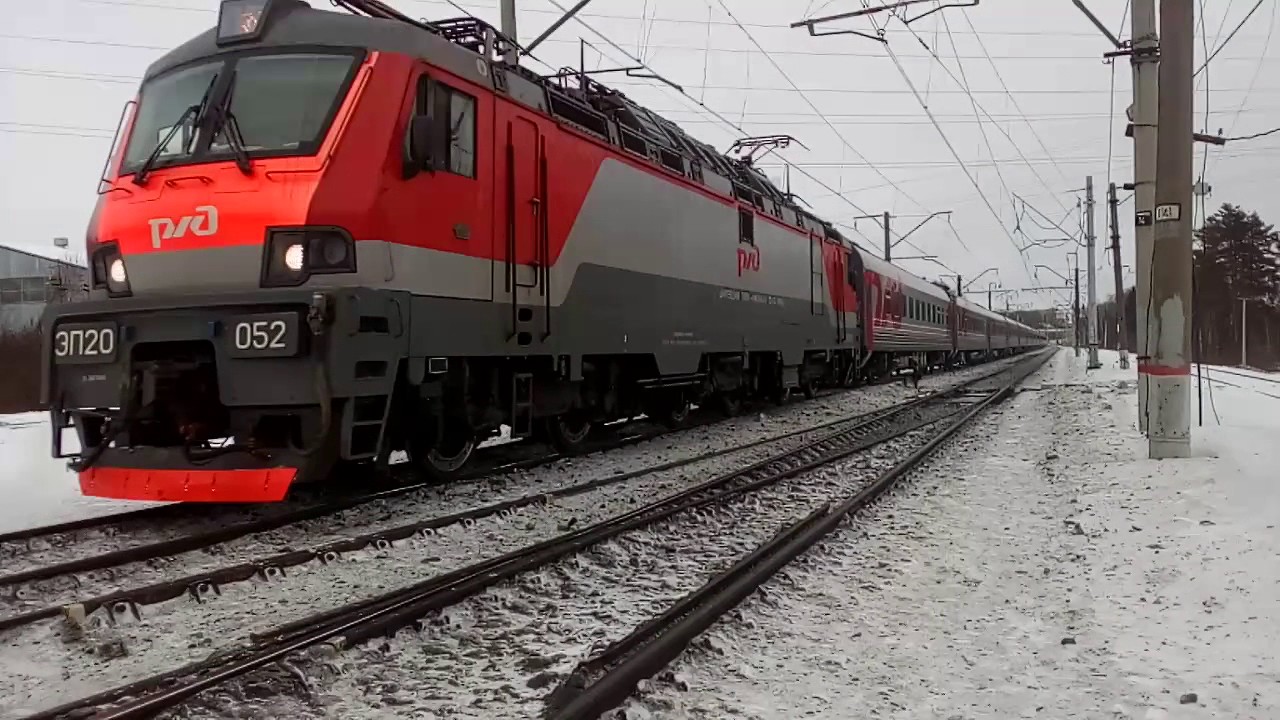 Приветливый электровоз ЭП20-052 с поездом№103М Москва-Брянск станция Селятино 10.02.2017 смотреть онлайн