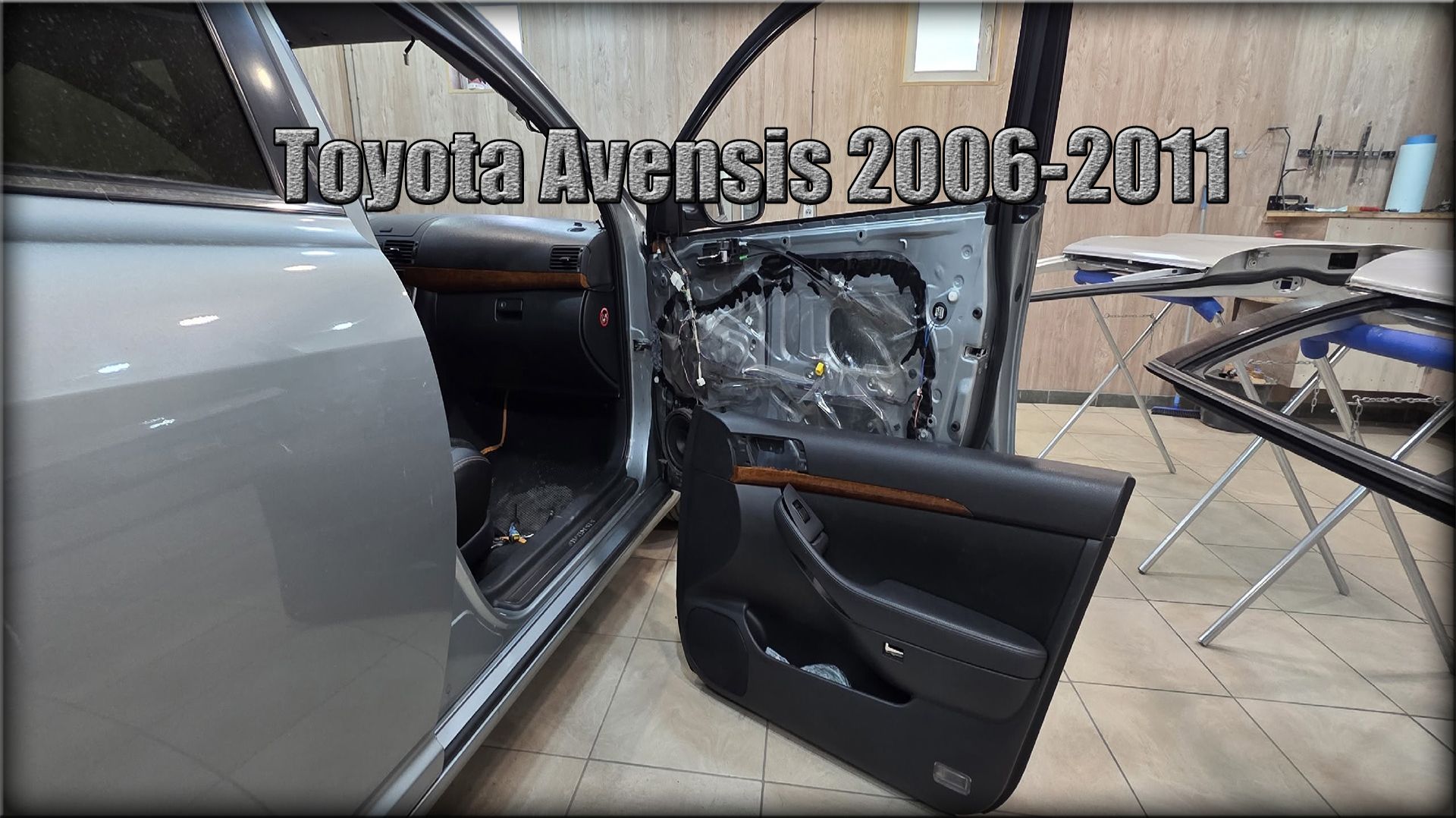Как снять дверную карту передних дверей Toyota Avensis 2006-2011 год