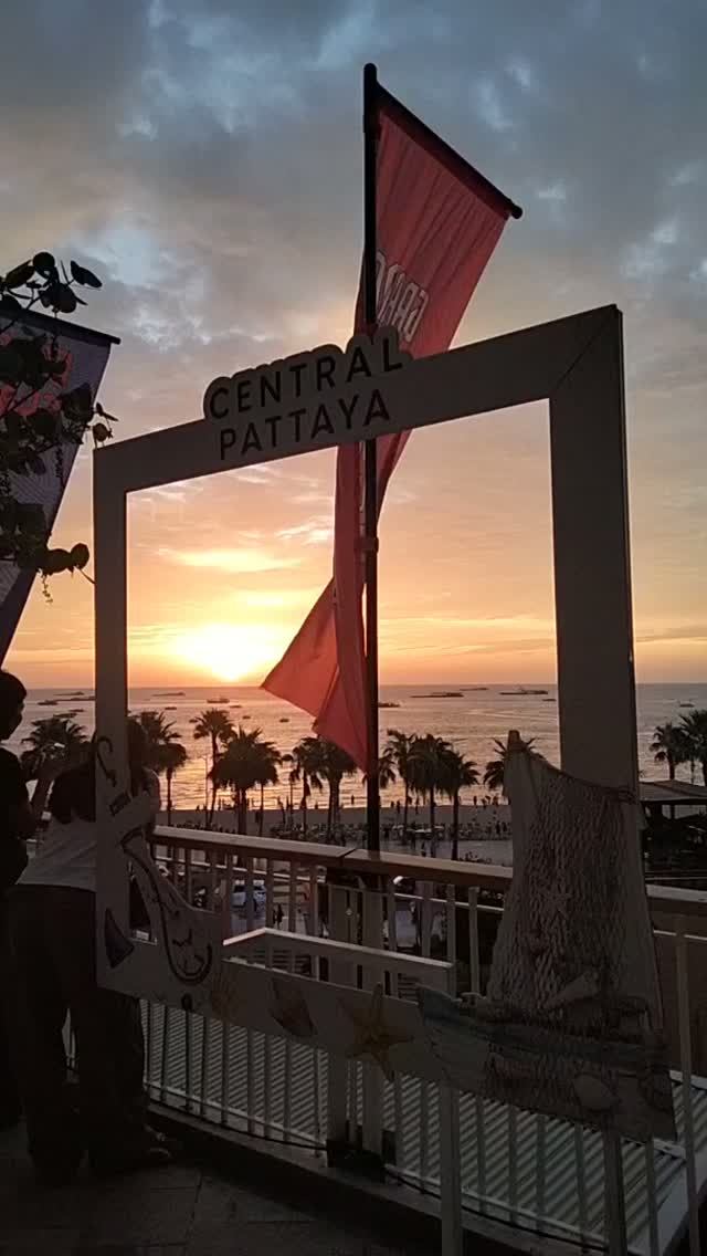 просто центр вечером. версия 19 закат . паттайя พัทยา pattaya тц фестиваль centralfestival