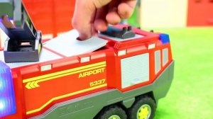 Пожарная машина поднимает ЛЕСТНИЦУ! 🚒🚨Много игрушек для детей