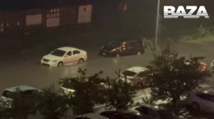 Мощный ливень затопил десятки автомобилей в Красноярске.