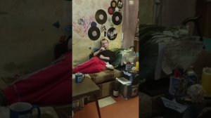 Hi Fi Не дано в узком экране Шура Алесинский на муз диване.