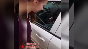 Открыть машину шнурками