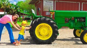 Малыш Крис Нашел ГИГАНТСКУЮ КЛУБНИКУ?! Один день на секретной ферме! 🍓🚜