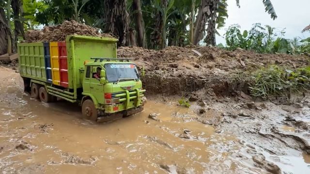 RC машинки 🚚 Работа на грани Груженый самосвал преодолевает грязь смотреть онлайн