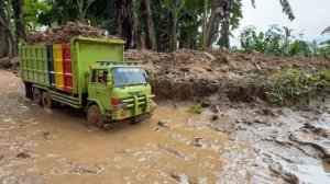 RC машинки 🚚 Работа на грани Груженый самосвал преодолевает грязь
