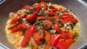 Курица с овощами, тушенная в собственном соку в казане на открытом огне.