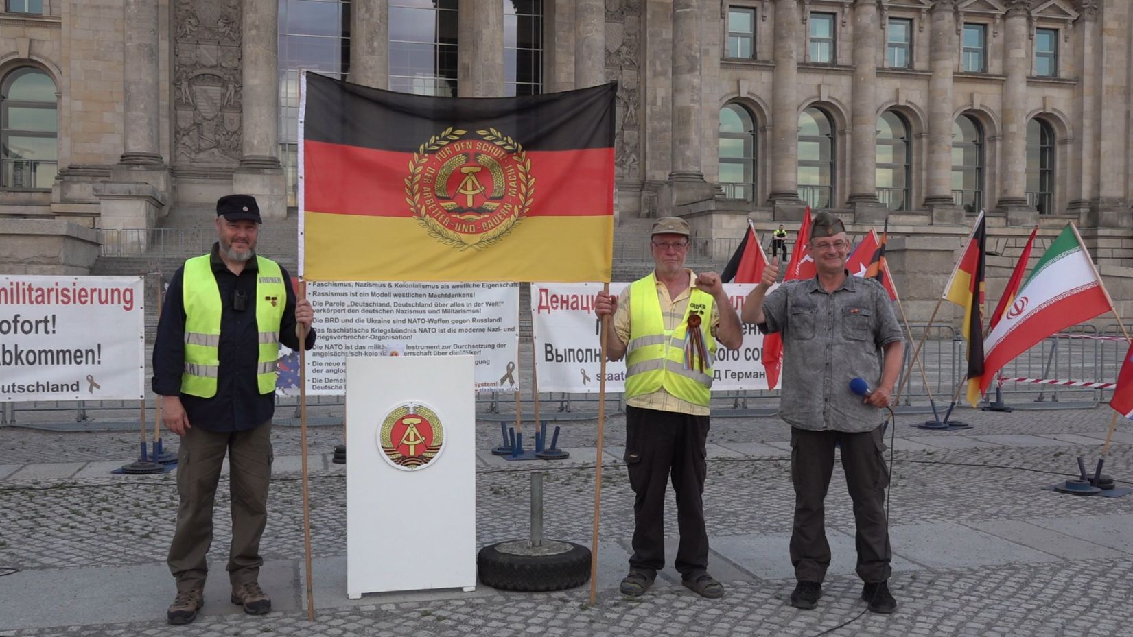 Auf was wartet Ihr? Vereinigt Euch mit staatenlos.info! Neue DDR! смотреть онлайн