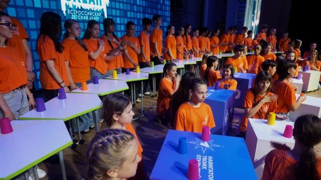 На океанской сцене шумовой оркестр дружины «Тигренок»
