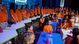 На океанской сцене шумовой оркестр дружины «Тигренок»