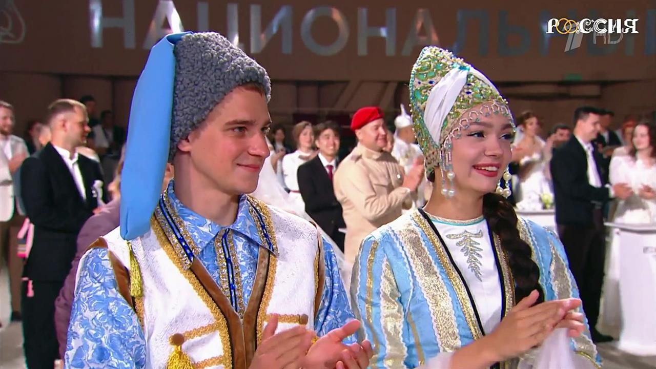 150 пар одновременно зарегистрировали брак в Национальном центре "Россия" смотреть онлайн