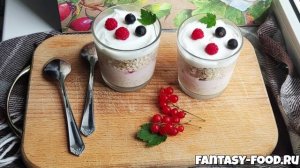 Ночная овсянка с йогуртом и ягодами