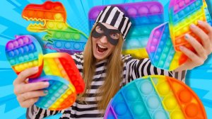 Никита как ПОЛИЦЕЙСКИЙ ловит воришку POP IT