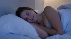 Красотка 35 лет засыпает в постели смотреть видео как девушка спит сонная красавица онлайн