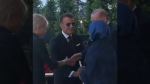 Макрон попытался поцеловать руку жены Эрдогана, но та не позволила ему это сделать.

Когда главы гос