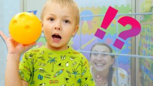 Никита весело играет. Видео для детей