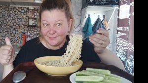 мукбанг/ лапша Роллтон и огурцы свежие.