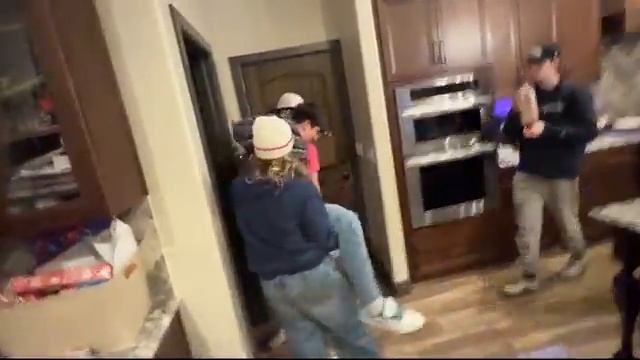 Kid Temper Tantrum Doesnt Turn Off Drive Thru Headset For His Bathroom Break Original [get.gt] смотреть онлайн