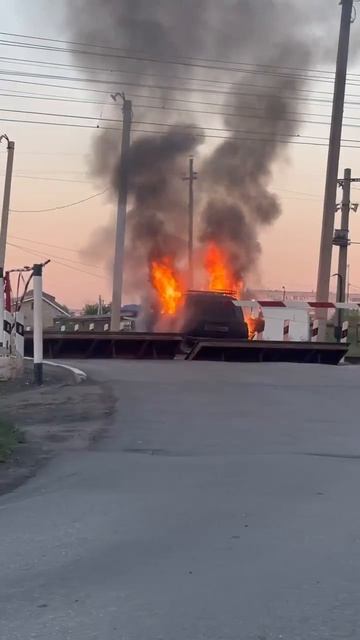 Сгорела машина на переезде на 1 путевой Московка. Омск смотреть онлайн