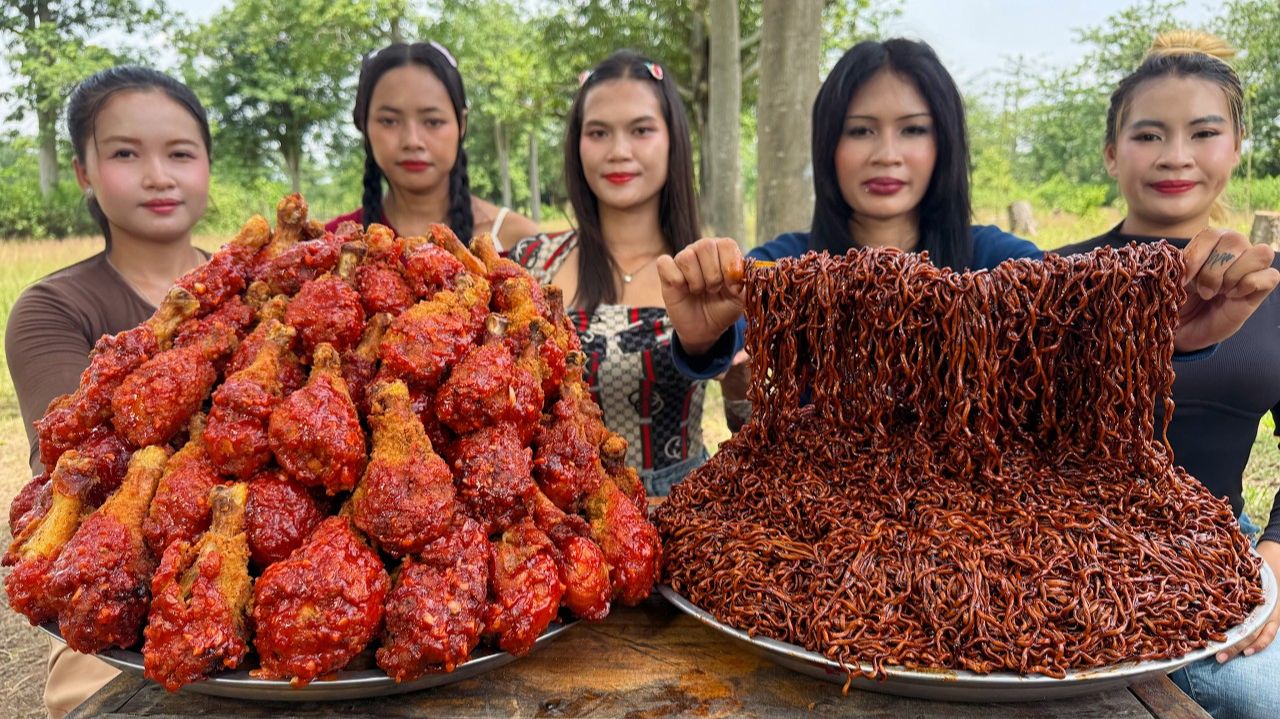 Потрясающий рецепт приготовления хрустящей куриной ножки с черной лапшой.