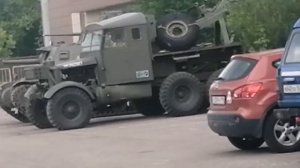 Тяжёлая военная техника на выставке моторы войны. Такая большая техника пройдет по любой грязи.