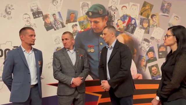 В центре выставки " Мой папа- герой!" в Госдуме развернут баннер