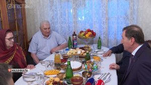 Заур Аскендеров поздравил семью Асхабовых с Днем семьи, любви и верности