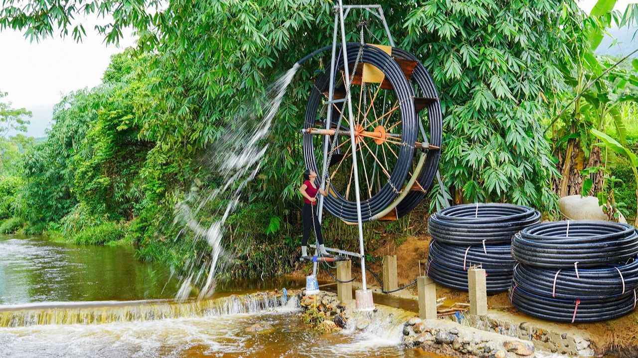 Установка мощной лебедки для спасения гигантского водяного колеса от затопления и подачи воды ферму