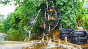 Установка мощной лебедки для спасения гигантского водяного колеса от затопления и подачи воды ферму