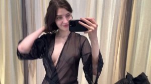 Девушка примеряет полностью прозрачную одежду