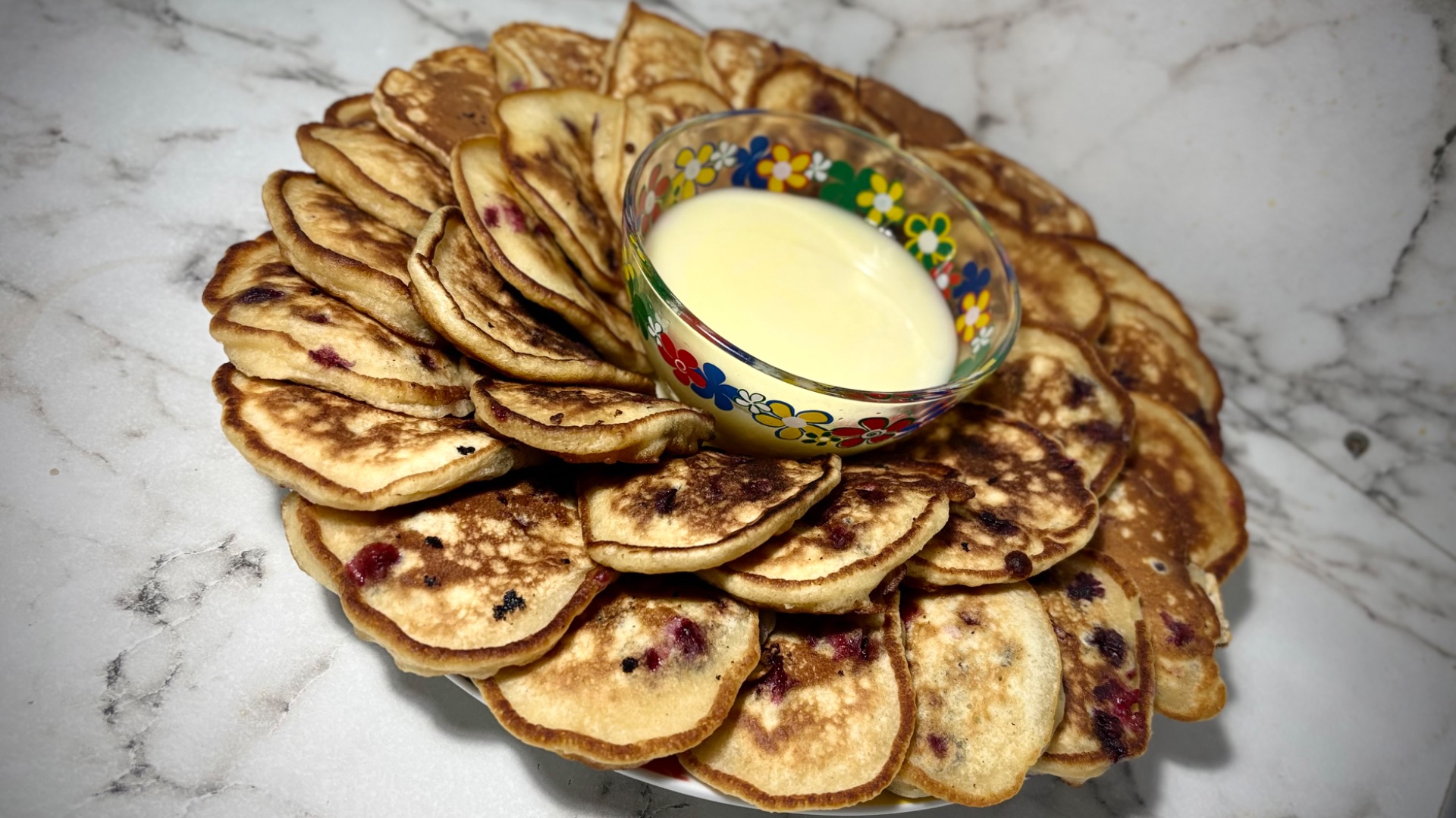 🥞Вкусные оладушки на сгущенке с черной смородиной🥞