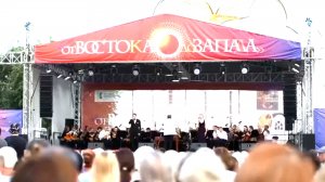 Завершили праздничный день открытием фестиваля «От Востока до Запада» на Троицкой площади