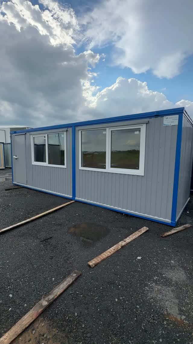 Бытовка 7х2,4 м с панорамными окнами