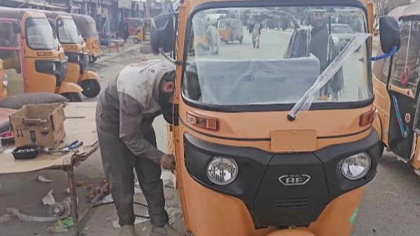 Радостные пакистанцы весело и задорно собирают мотороллер