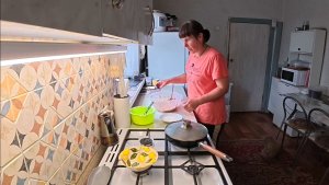 СТОЛЬКО ДЕЛ НЕ ВЫБЕРЕШЬСЯ. ЖАРЮ КОТЛЕТЫ, ХЛОПОЧУ НА КУХНЕ