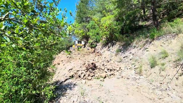 BULLDOZER ROAD CONSTRUCTION STRUGGLE IN A CLIFF-EDGE HIGH FOREST AREA： AN ENJOYABLE ROADWORK PROJECT смотреть онлайн