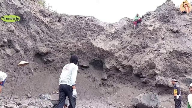Строительство, шахтёры добывают песок в карьере смотреть онлайн